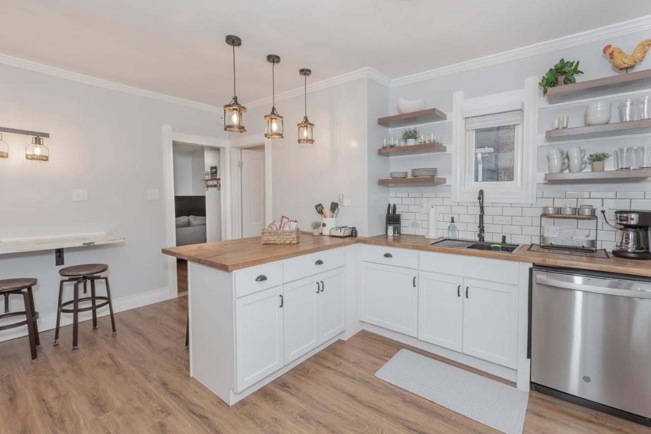 Appartamento In The Heart Of Little Italy! Free Parking! Cleveland Esterno foto