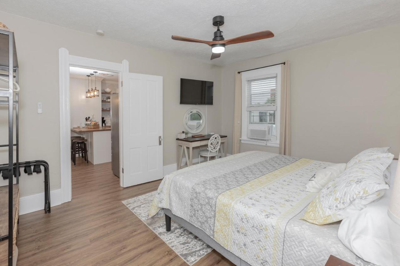 Appartamento In The Heart Of Little Italy! Free Parking! Cleveland Esterno foto