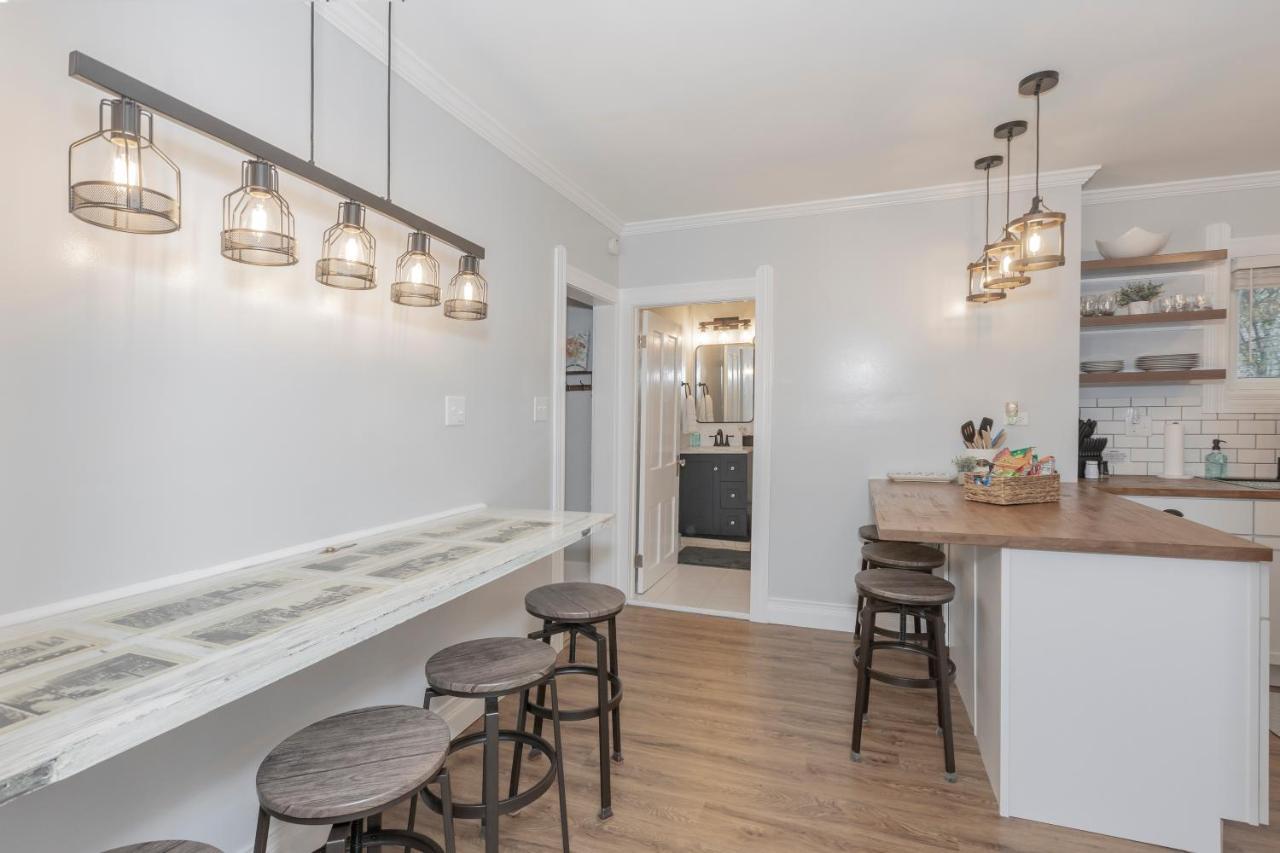 Appartamento In The Heart Of Little Italy! Free Parking! Cleveland Esterno foto