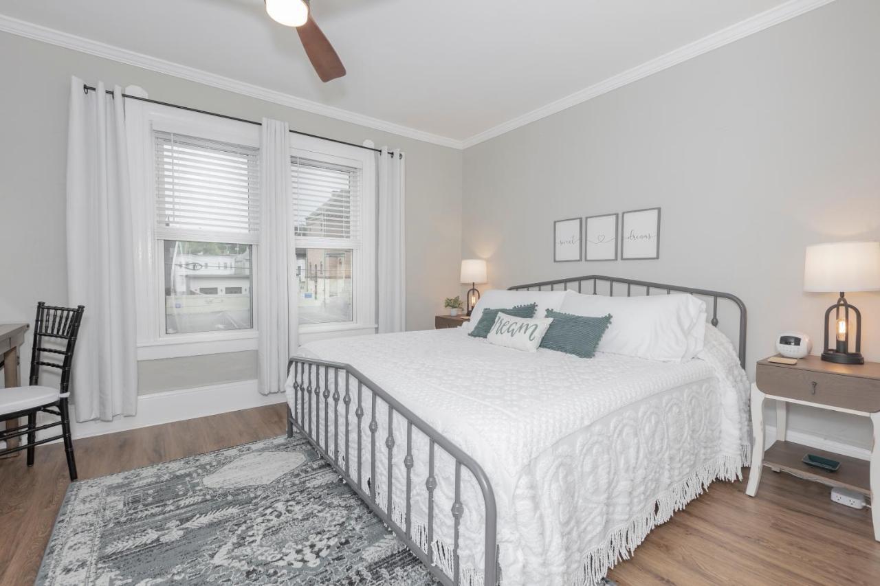 Appartamento In The Heart Of Little Italy! Free Parking! Cleveland Esterno foto