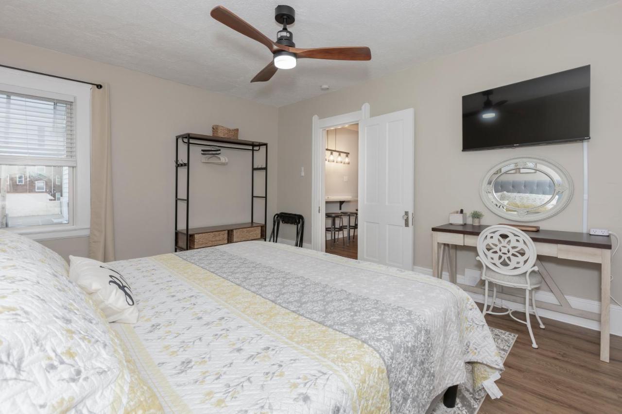 Appartamento In The Heart Of Little Italy! Free Parking! Cleveland Esterno foto